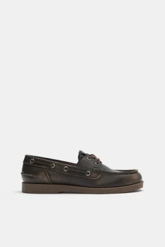 Abgetragene Schuhe mit Schnürung