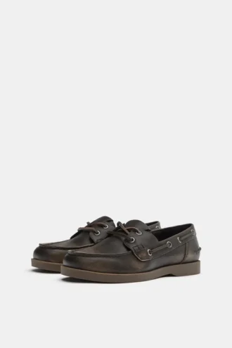 Abgetragene Schuhe mit Schnürung