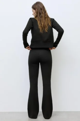 Ausgestellte Hose