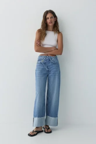 Baggy-Jeans mit gekreuztem Bund