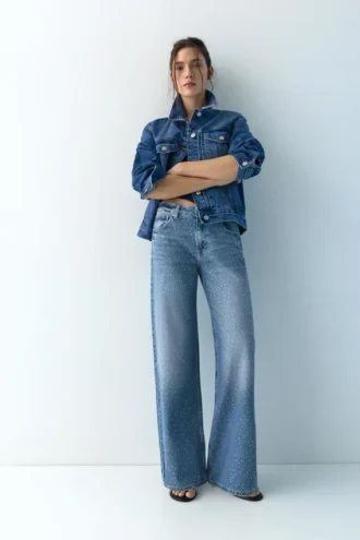 Baggy-Jeans mit geradem Bein und Strasssteinen