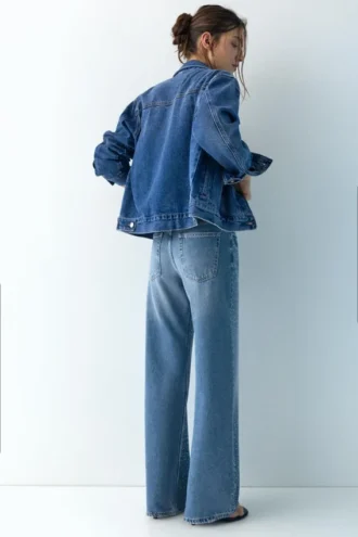 Baggy-Jeans mit geradem Bein und Strasssteinen