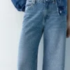 Baggy-Jeans mit geradem Bein und Strasssteinen