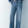 Baggy-Jeans mit geradem Bein und Strasssteinen