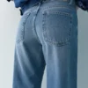 Baggy-Jeans mit geradem Bein und Strasssteinen