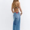 Baggy-Jeans mit gestickten Kirschen