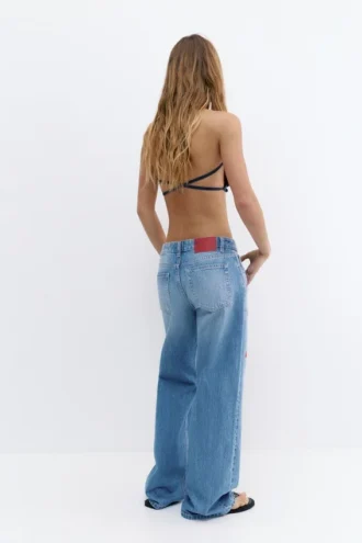 Baggy-Jeans mit gestickten Kirschen