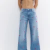 Baggy-Jeans mit gestickten Kirschen