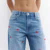 Baggy-Jeans mit gestickten Kirschen