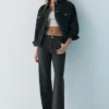 Baggy-Jeans mit Leopardenmuster und Nieten