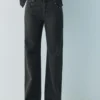 Baggy-Jeans mit Leopardenmuster und Nieten
