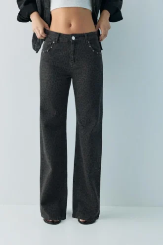 Baggy-Jeans mit Leopardenmuster und Nieten
