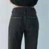 Baggy-Jeans mit Leopardenmuster und Nieten