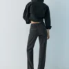 Baggy-Jeans mit Leopardenmuster und Nieten