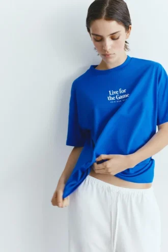 Blaues T-Shirt mit Grafik und Slogan