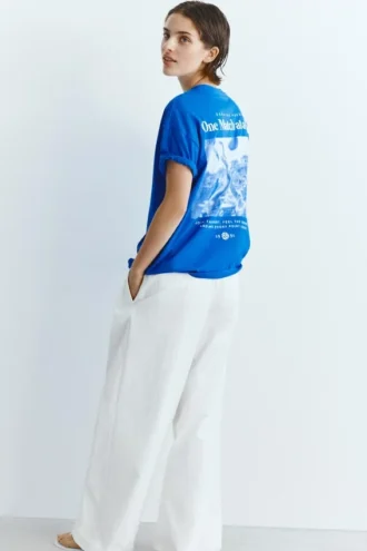 Blaues T-Shirt mit Grafik und Slogan