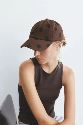 Braune Kappe mit Polka-Dots