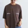 Braunes Kurzarm-T-Shirt mit Slogan