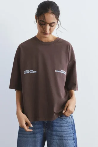 Braunes Kurzarm-T-Shirt mit Slogan