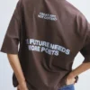 Braunes Kurzarm-T-Shirt mit Slogan