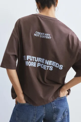 Braunes Kurzarm-T-Shirt mit Slogan