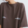 Braunes Kurzarm-T-Shirt mit Slogan
