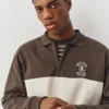 Braunes Sweatshirt mit Reißverschluss und Kragen Braunes Sweatshirt mit Reißverschluss und Kragen