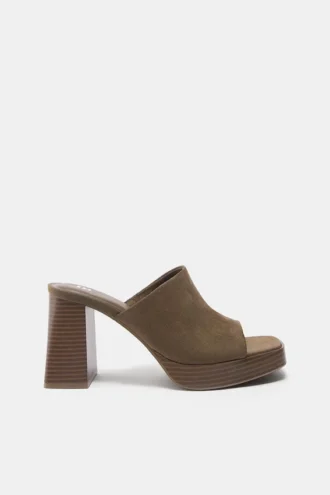 Clogs mit hohem Absatz