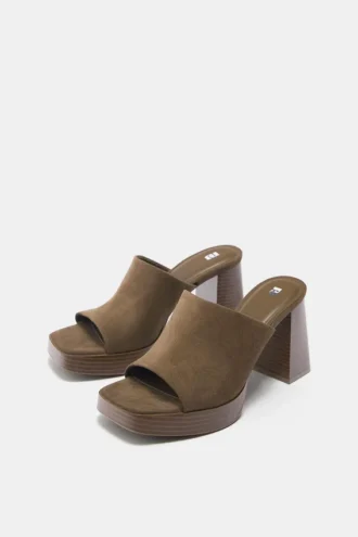 Clogs mit hohem Absatz