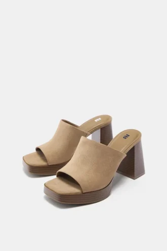 Clogs mit hohem Absatz