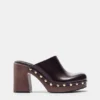 Clogs mit Nieten und hohem Absatz