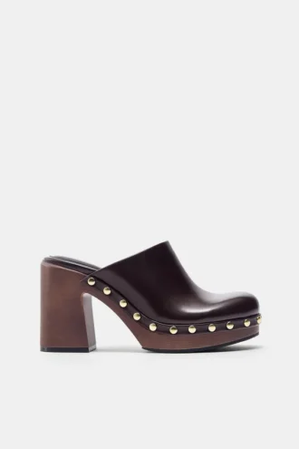 Clogs mit Nieten und hohem Absatz
