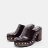 Clogs mit Nieten und hohem Absatz