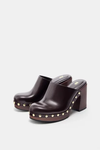 Clogs mit Nieten und hohem Absatz