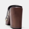 Clogs mit Nieten und hohem Absatz