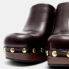 Clogs mit Nieten und hohem Absatz