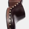 Clogs mit Nieten und hohem Absatz