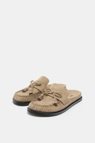 Clogs mit Quaste