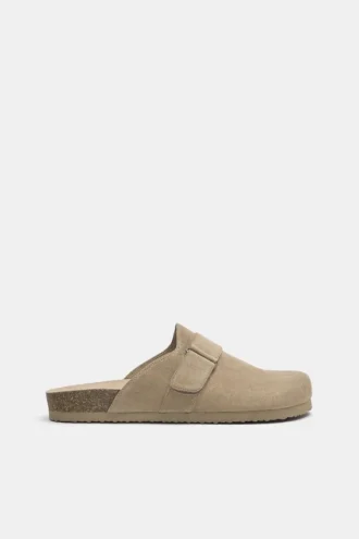 Clogs mit Schnalle