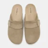 Clogs mit Schnalle Clogs mit Schnalle