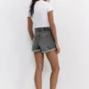 Denim-Mom-Shorts mit Umschlag Denim-Mom-Shorts mit Umschlag