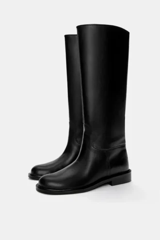 Flache kniehohe Stiefel