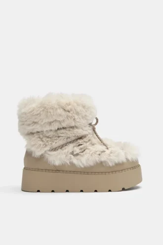 Flache Stiefel aus Kunstfell