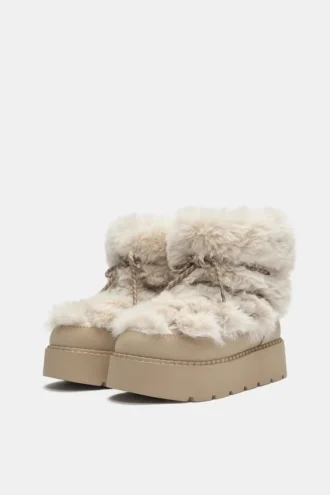Flache Stiefel aus Kunstfell