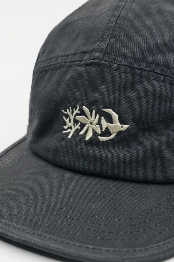 Fünf-Panel-Cap mit Stickerei Fünf-Panel-Cap mit Stickerei