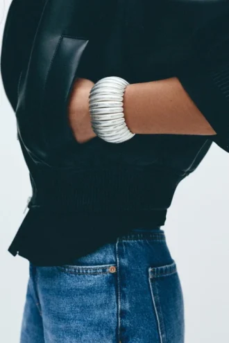 Gebogenes Metallarmband
