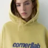 Gelber Hoodie mit Grafik