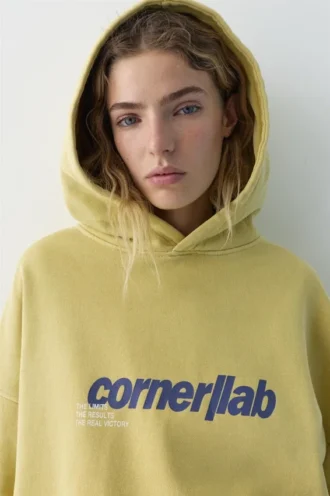 Gelber Hoodie mit Grafik