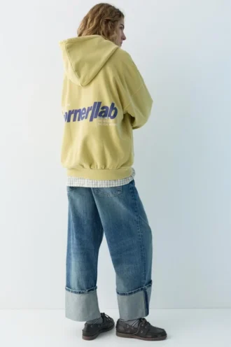 Gelber Hoodie mit Grafik