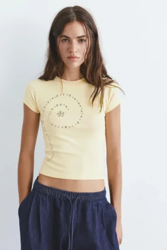 Gelbes T-Shirt mit Nieten Gelbes T-Shirt mit Nieten